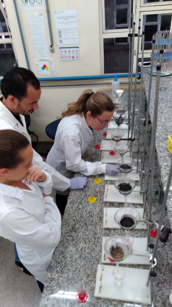 Equipe do projeto realiza testes nos laboratórios do IFG - Câmpus Goiânia para mensurar as etapas que serão necessárias para que o filtro sustentável realize o tratamento da água com eficácia